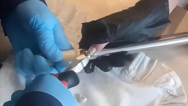 «Палец в ловушке»: в Новосибирске спасатели освободили женщину из механизма швабры