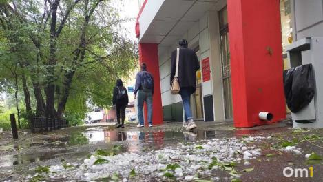 Гроза, град и шквальный ветер: в Омскую область идёт непогода