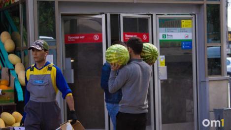 Омичам рассказали, как вернуть деньги за плохой арбуз