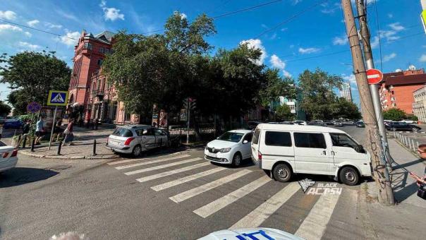 В Новосибирске пьяный водитель Peugeot влетел в фургон и сбежал — в салоне нашли бутылки пива и водки