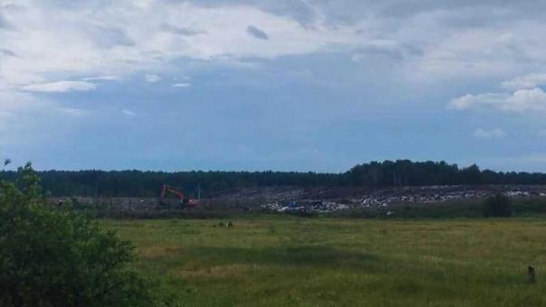 В Омской области горит мусорный полигон