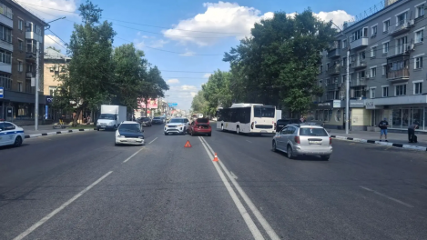 BMW выехал на встречку: женщина и подросток пострадали в ДТП в Новосибирске