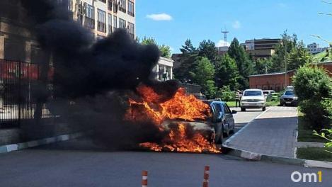 В Омске в микрорайоне Изумрудный берег загорелся автомобиль