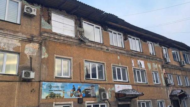 Кровля рухнула из-за снега: мэрия требует снести здание в Новосибирске