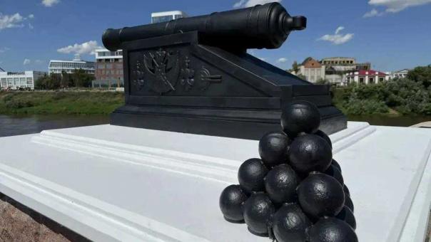В Омске отремонтировали памятник на набережной Иртыша «Пушка на стрелке»