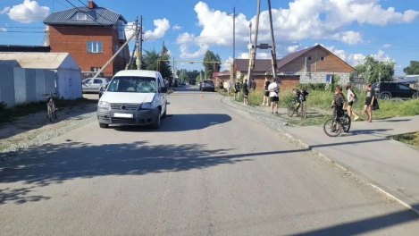 Поездка детей на питбайке закончилась столкновением с автомобилем
