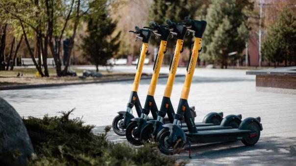 «Опять сбили женщину» — новосибирцы требуют более жёсткого контроля за самокатами