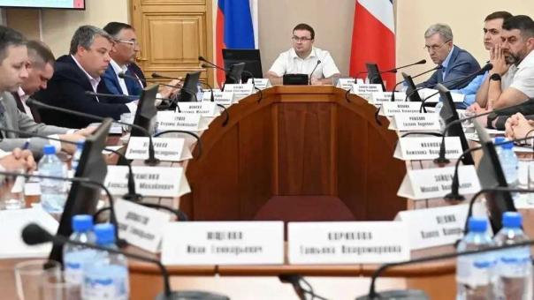 Власти Омской области обсудили меры поддержки обманутых дольщиков в регионе
