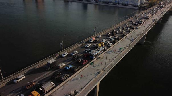 В Новосибирске проезжую часть Димитровского моста планируют отремонтировать до октября