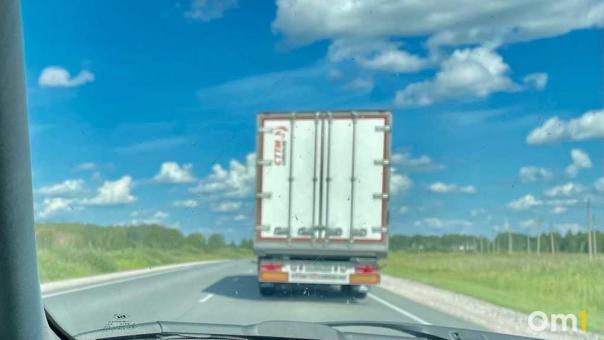 Тяжёлые грузовики безнаказанно разрушают омские улицы