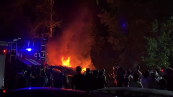 Ночной пожар в Новосибирске: одна машина сгорела, две серьёзно пострадали
