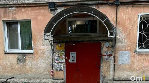 На подъездах омских многоэтажек стали клеить памятки на случай атаки БПЛА
