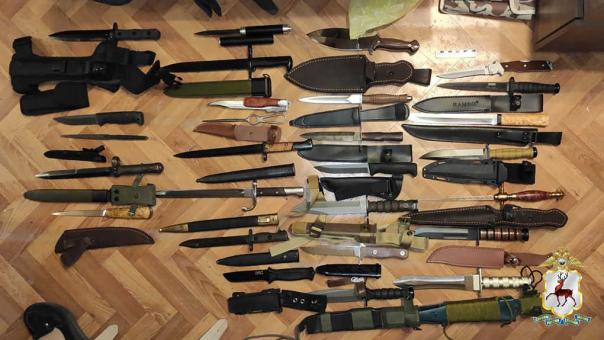 Квартира доцента оказалась складом оружия: что нашли полицейские?