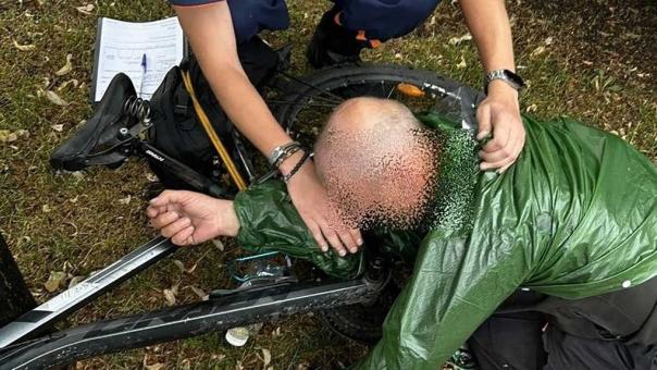 Рука застряла в велосипеде: новосибирским спасателям пришлось отпиливать педаль