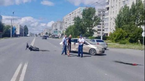В центре Омска днём питбайк с 17-летним юношей столкнулся с Hyundai