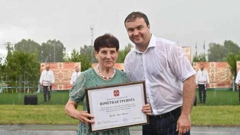 Омский губернатор выступил на празднике в селе в насквозь мокрой одежде
