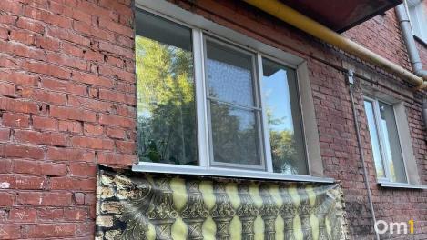 Омичей просят не подходить к окнам во время атаки БПЛА. Почему?