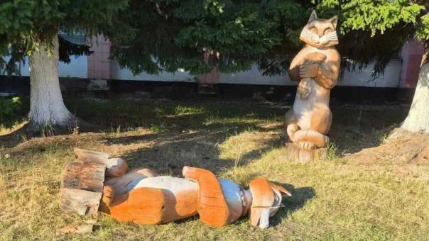 В Муромцево на четырёхлетнюю девочку упала деревянная скульптура