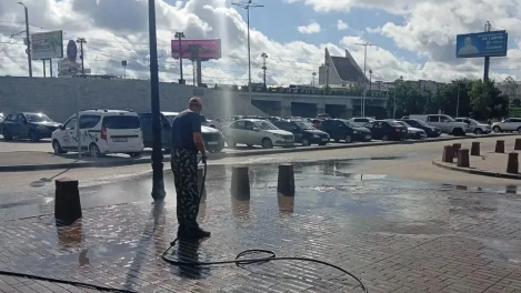 В Омске городские службы охлаждают улицы и скверы в жару с помощью воды