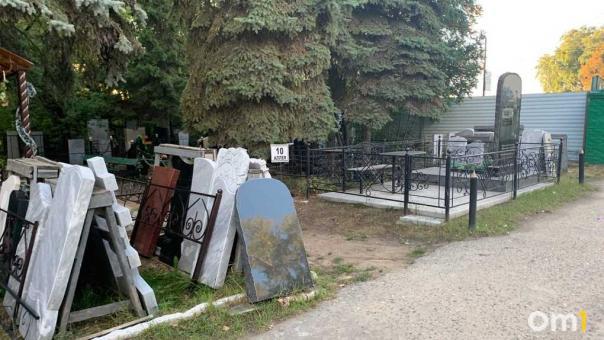 Кладбищам Омска осталось четыре месяца: в городе заканчиваются места для новых захоронений