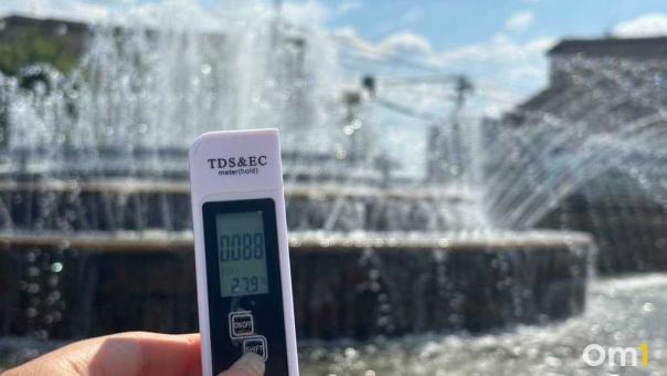 Безопасна ли вода в новосибирских фонтанах? Журналисты проверили с помощью прибора