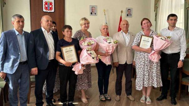 Министр сельского хозяйства Омской области вручил награду «Суперженщине»
