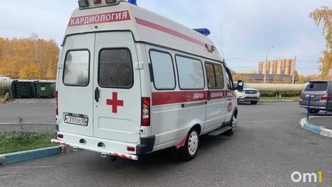 Смерть дышала в спину: в Омске врачи спасли молодого мужчину от «семейного проклятия»
