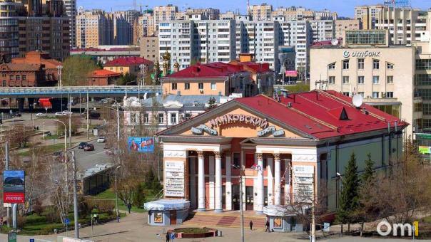 У кинотеатра «Маяковский» в Омске снесут два торговых павильона