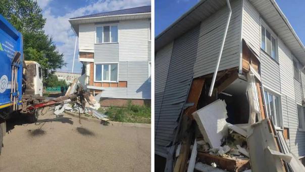 В Омской области мусоровоз разломал жилой дом из-за неисправности гидравлики