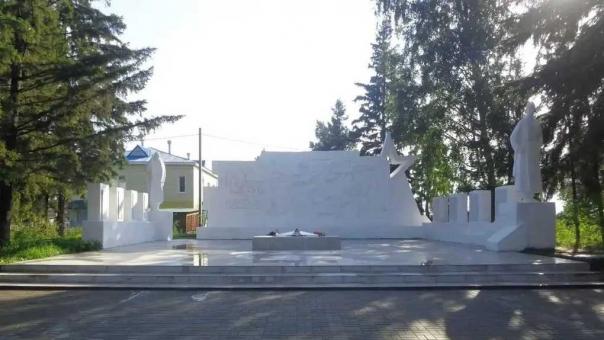 Мемориал, хоккейный корт и кладбище: в районах Омской области завершили ещё пять инициативных проектов