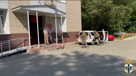 Двое новосибирцев увидели оперативников в суде и попали под уголовные дела