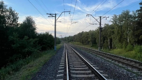 Наушники стали смертельными: под Новосибирском мужчина не услышал поезд