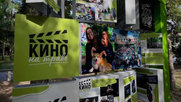 Снеговик ворвался на танцпол: как проходят пятничные вечера в Нарымском сквере