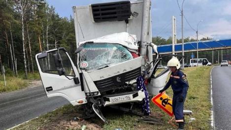Кабину смяло после удара: водитель КамАЗа лишился ноги в ДТП в Новосибирске