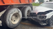«На скорости врезался в бензобак»: в Новосибирске Subaru протаранил КАМАЗ на остановке