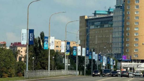 Омские улицы начали украшать ко Дню города