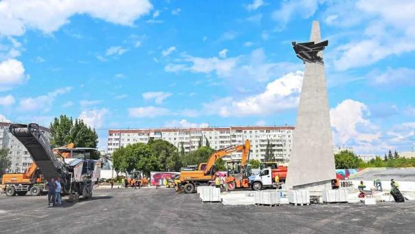 Губернатор оценил благоустройство сквера «Сердце Омска» у СКК Блинова
