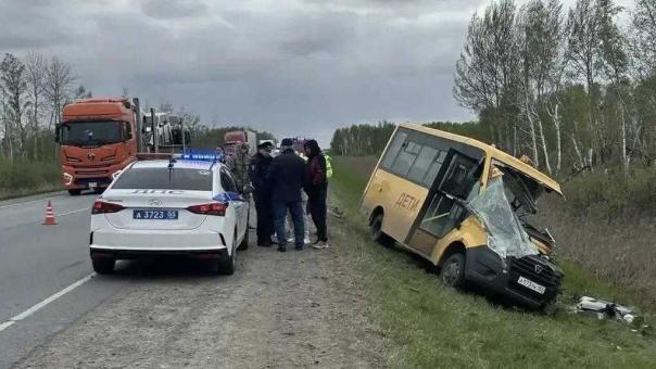 Омской школе запретили перевозить детей после смертельного ДТП