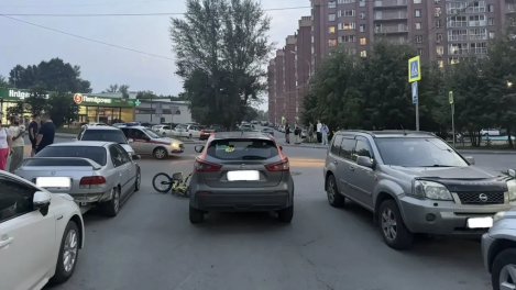 Ребёнок на велосипеде попал под колёса автомобиля в Новосибирске