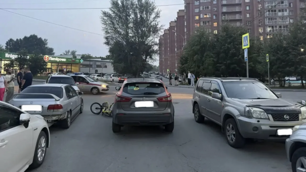 Ребёнок на велосипеде попал под колёса автомобиля в Новосибирске
