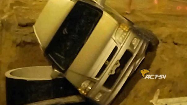 Ограждение не спасло: минивэн провалился в яму в Новосибирске