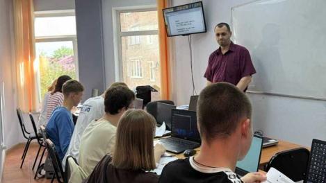 Рекордное число стобалльников в Омской области — лишь часть общей картины