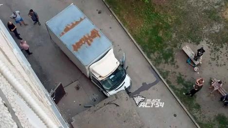 Бетонная опора рухнула на «ГАЗель» в Новосибирске: внутри машины находились два человека