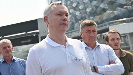 Губернатор Андрей Травников проверил начало благоустройства нового парка в Новосибирске
