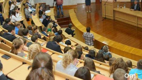 Отличнице «Тотального диктанта» в Омске вручили кружку с ошибками