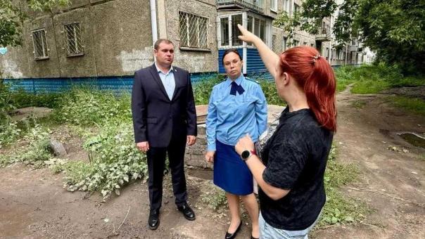 Министр Шнипко лично поехал разбираться с дырявой теплоизоляцией на Бархатовой