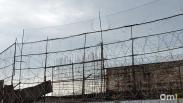 В новосибирской колонии на осуждённого рухнул остановочный павильон, который он собирал