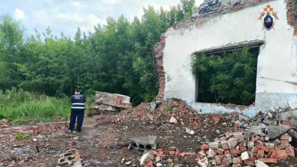 Гулял по заброшке: в Омске ребёнок погиб при обрушении старого дома