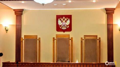 Житель Омской области избил соседа лопатой и поджёг его машину
