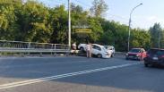 Mitsubishi Lancer залетел на ограждение после ДТП в Новосибирске